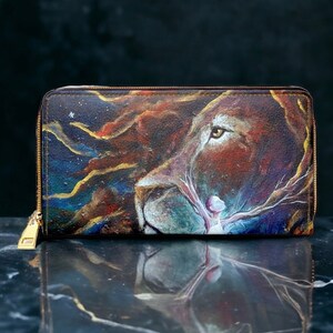Cartera de cuero vegano con cremallera Metamorphosis Lion of Judah de Sarah Camille Art