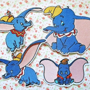 以下が含まれることがあります： ディズニーのアニメ映画から、ダンボの象をフィーチャーした、アイロン接着式の刺繍パッチ4つ。パッチは青、ピンク、黄色。各パッチには、大きな耳のダンボが描かれています。