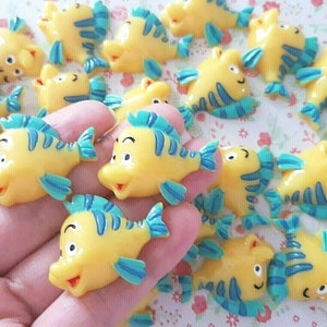 5/10 Cute Flounder Fish Flatback Resin Cabochon Embellishment Decoden Craft Card Bow Charm Jewellery DIY UK (Hook/No Hook)