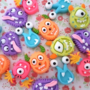 5/10 assortiment de breloques cabochon en résine Happy Silly Monsters, carte de voeux décodée, bijoux, bricolage Royaume-Uni