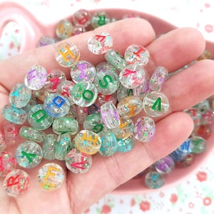 Alfabeto acrílico de 9 mm Letra de color surtido Cuentas redondas claras Charms Artesanía para Neclaces Pulsera Joyería Fabricación de bricolaje Reino Unido