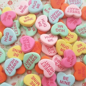 5/10/20/50 Surtido de lindos dijes de resina con forma de corazón de amor y conversación para manualidades de San Valentín kawaii, *NO comestibles* (con gancho/sin gancho)