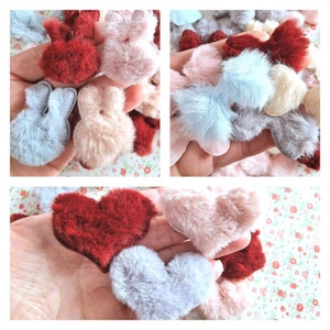 Op de afbeelding: Assortiment van pluche hart- en konijnenvormen in roze, blauw en rood. Deze zachte, pluche vormen zijn perfect om een ​​toets van whimsy toe te voegen aan knutselen, haaraccessoires of decoraties.