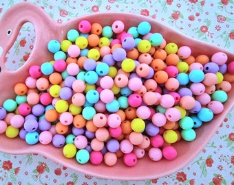 50/100 perline rotonde assortite da 8 mm in acrilico opaco multicolore, distanziali kawaii per collane, bracciali, creazione di gioielli fai da te nel Regno Unito - Italia