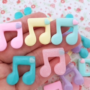 5/10 Surtido de notas musicales pastel con purpurina kawaii, cabujón, adornos de resina con base plana, joyería artesanal (con o sin gancho)