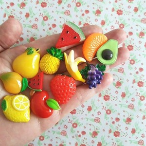5/10 Frutta Assortita Banana Fragola Avocado Uva Limone Mela Ananas Pera Flatback Resina Artigianato Fascino Cabochon Decoden Fiocco Per Capelli Fai Da Te UK