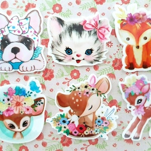 Puede incluir: Seis parches termoadhesivos coloridos con animales de dibujos animados con detalles florales. Los animales incluyen un gato, un zorro, un ciervo y un bulldog francés.