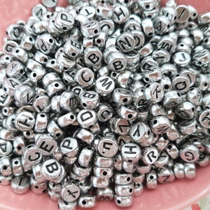 Alfabeto acrílico de 6 mm Letra de color negro Plata metálica / oro Perlas redondas Charms Craft for Neclaces Pulsera Joyería Hacer bricolaje Reino Unido