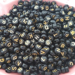 Cuentas de letras del alfabeto surtidas de acrílico de 6 mm, letras doradas, cuentas redondas negras, dijes artesanales para collares, pulseras, fabricación de joyas, bricolaje, Reino Unido