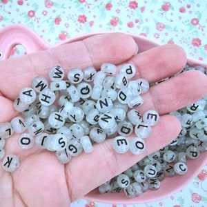 Cuentas redondas con letras del alfabeto de acrílico que brillan en la oscuridad de 7 mm, para manualidades, collares, pulseras, fabricación de joyas, bricolaje, Reino Unido