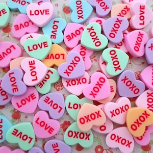 5/10 Assortiment Pastel Conversation Love Heart Candy Resin Charm Flatback Valentine Kawaii Craft Jewellery DIY * NOT Edible * (Hook / NO Hook)