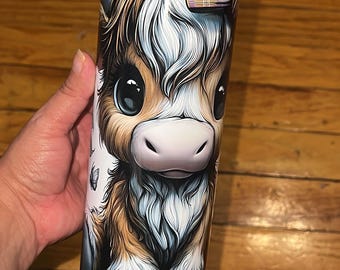 Vaso de vaca Spring Highland: vaso estrecho de 20 oz con tapa, fondo de goma y pajita