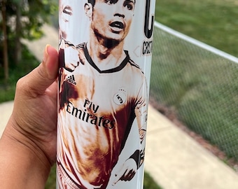 Diseño de jugador de fútbol Ronaldo; vaso delgado de 20 oz con pajita, base de goma y tapa de plástico