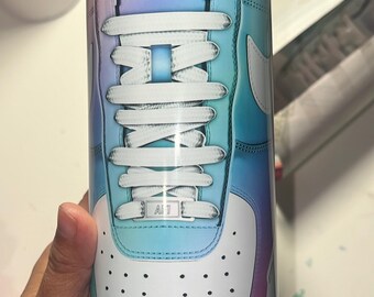 Vaso Rainbow con pajita, tapa y base de goma incluidos.