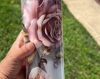 Vaso delgado floral de 20 oz con rosas, pajita de plástico, tapa y fondo de goma.