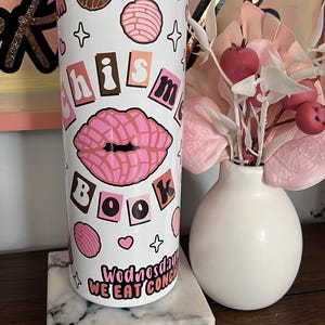 Chisme Book Coffee Skinny kubek| Chudy kubek o pojemności 20 uncji | Kubek ze stali nierdzewnej| Projekt Conchy Pan Dulce| Filiżanka Cafecito y Chisme