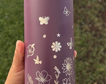 Vaso térmico delgado de 20 oz con grabado floral, tapa abatible y pajita