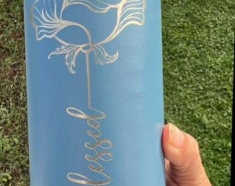 Diseño de flores silvestres; vaso delgado personalizado grabado de 20 oz, tapa abatible y pajita.
