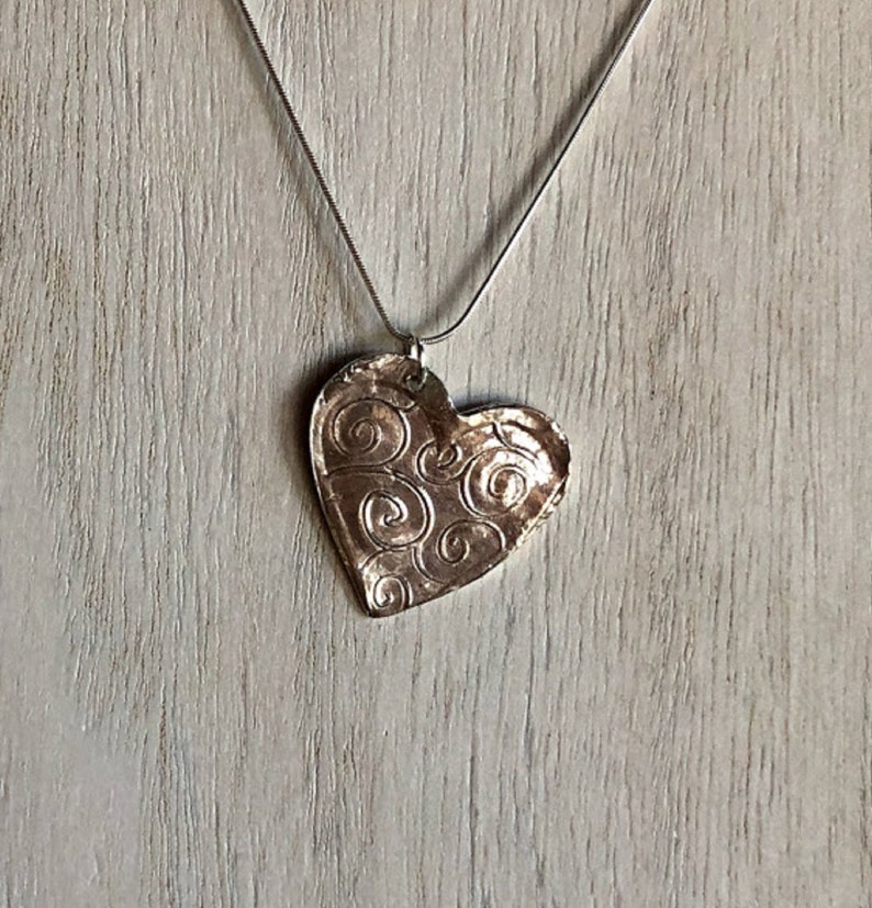 Fine Silver Heart Pendant Necklace, Swirl Heart Pendant, Precious Metal Clay, PMC, Sterling Silver Chain, Handmade, Valentine's Gift zdjęcie 2