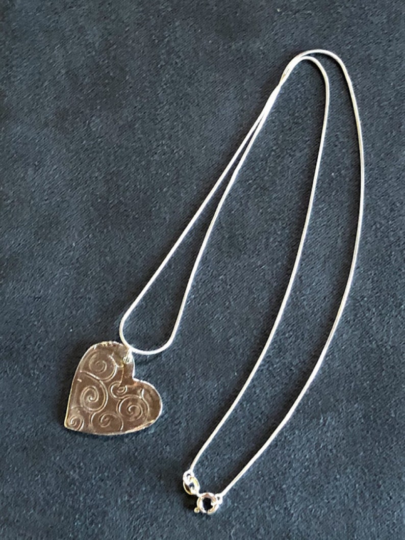 Fine Silver Heart Pendant Necklace, Swirl Heart Pendant, Precious Metal Clay, PMC, Sterling Silver Chain, Handmade, Valentine's Gift zdjęcie 3