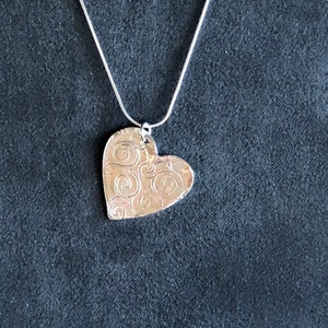 Fine Silver Heart Pendant Necklace, Swirl Heart Pendant, Precious Metal Clay, PMC, Sterling Silver Chain, Handmade, Valentine's Gift zdjęcie 4
