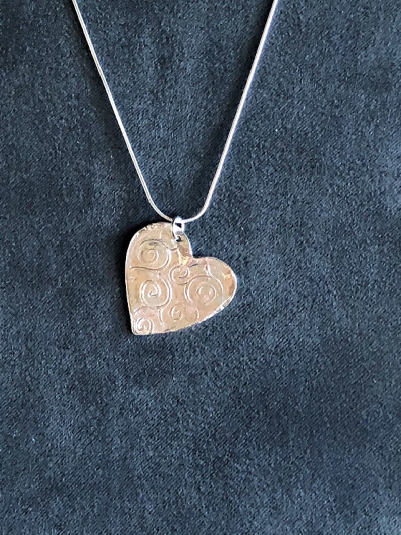 Fine Silver Heart Pendant Necklace, Swirl Heart Pendant, Precious Metal Clay, PMC, Sterling Silver Chain, Handmade, Valentine's Gift zdjęcie 4