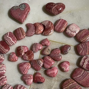 Coeurs, lunes, sphères sculptés à la main en rhodochrosite argentine ! Cadeau en cristal de haute qualité ! Amoureux du rose ! Décor de sculptures de forme unique
