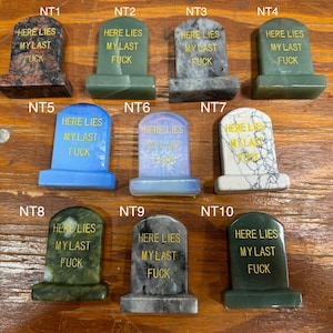 17x gesneden grafsteen &#39;Here Lies My Last F**K&#39; (obsidiaan, opaliet, jaspis, kwarts, groene aventurijn en meer!) Geweldig cadeau! Grafsteen! Decoratie!