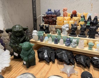 Star Wars Figuren geschnitzt 15,2 cm Yodas, Grogu, Sturmtruppen, 4 cm + Millenium Falke, R2D2, Mandalorian Helm Kristall Geschenk Film Dekor
