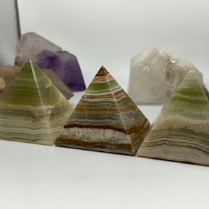 Magnifiques pyramides d'onyx rubané de 5 cm (2 pouces) - Nombreux motifs et variations de couleurs uniques - Décoration de bureau ou d'intérieur en cristal - Pierre de guérison
