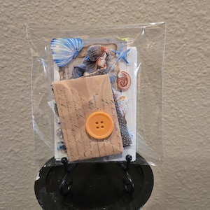 Paquetes de inicio ATC. Efímeras variadas con 10 tarjetas coleccionables de artista en papel de acuarela blanco. ATC incluye 2 hojas de pegatinas holográficas gratis.