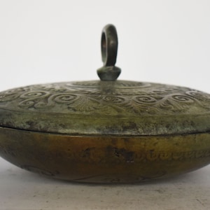 Lidded dish with eternity symbol and floral design  - Museum Replica  - pure Bronze Sculpture