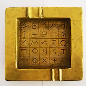 Cenicero - Alfabeto griego antiguo - el antepasado de las escrituras latina y cirílica - estatua de bronce puro