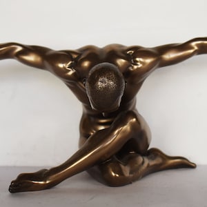 Naakt mannelijk standbeeld - je ogen hebben hun stilte: in je meest kwetsbare gebaar zijn dingen die mij omsluiten - Cold Cast Bronze Resin