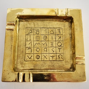 Cenicero - Alfabeto griego antiguo - Sistema de escritura - El antepasado de las escrituras latina y cirílica - Estatua de bronce puro