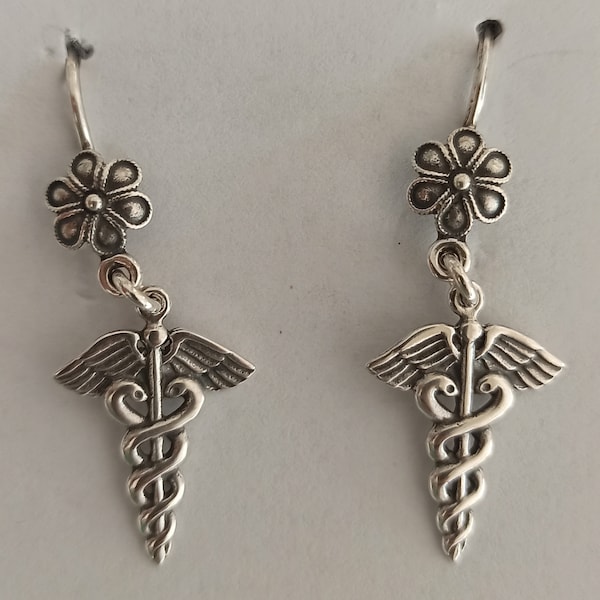 Caduceo - Símbolo del Dios Hermes Mercurio - Bastón corto entrelazado por dos Serpientes, coronado por Alas - Pendientes - Plata de Ley 925