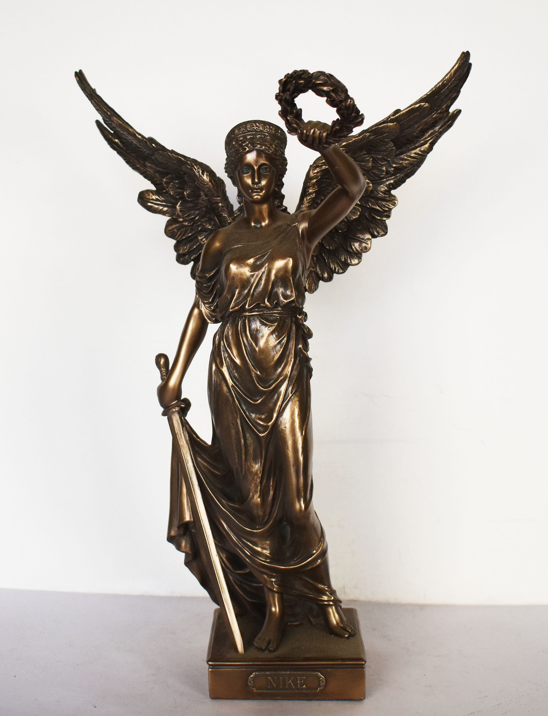 Nike Victoria Winged Diosa griega romana de la victoria Companero cercano de Zeus Recompensa a los vencedores con una corona Resina de bronce fundido en frio Etsy Espana