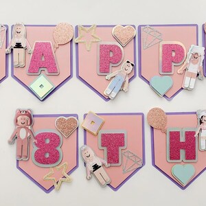 Puede incluir: Pancarta rosa y morada con las palabras "Happy 8th Birthday" en letras de purpurina rosa. La pancarta est&aacute; decorada con personajes de dibujos animados rosa y blanco, corazones, estrellas y diamantes.