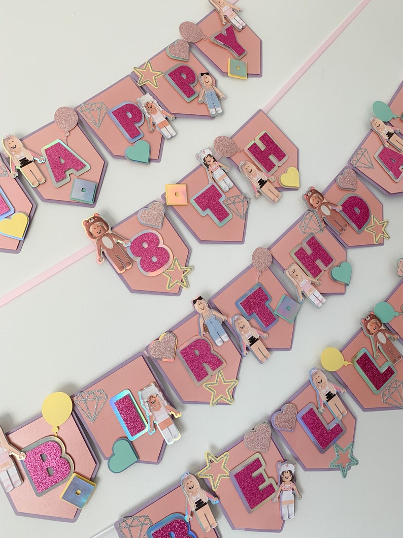 Puede incluir: Bandera rosa y morada con las palabras "Happy 8th Birthday" en letras de purpurina rosa. La bandera est&aacute; decorada con estrellas, corazones, diamantes y peque&ntilde;as figuras de personas.