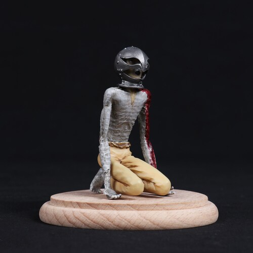 Berserk Weak Griffith Kneel Down Resin Figure Eclipse Sence Behelit Owner With Wooden Base