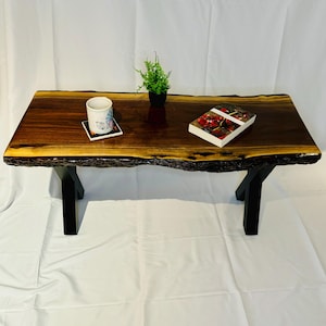 Live Edge Nussbaum Couchtisch