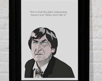 Puede incluir: Una ilustración en blanco y negro de un hombre con una expresión seria. Lleva un traje oscuro y una corbata de lazo. La cita "You've had this place redecorated, haven't you? Hmm, don't like it!" está impresa encima de él.