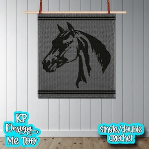 Puede incluir: Un tapiz de pared de ganchillo gris con un perfil de cabeza de caballo negro. La pieza rectangular tiene rayas negras en la parte superior e inferior. También se ve el texto "KP Design Me Too" y "single/double crochet".