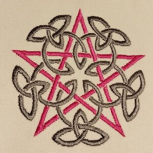 Könnte beinhalten: Ein pinkfarbenes und graues keltisches Knotendesign in Form eines fünfzackigen Sterns.