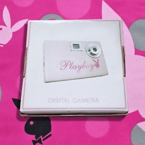 2005年製ビンテージ プレイボーイ プレイメイト ピンク デジタルカメラ - 部品取り用 / 未テスト / ディスプレイ装飾品