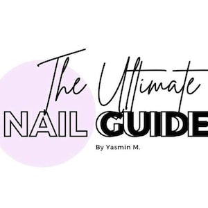 Op de afbeelding: Grafisch ontwerp met de tekst "The Ultimate Nail Guide" in zwart script en blokletters. Een lichtpaarse cirkel staat achter het woord "NAIL". De tekst "By Yasmin M." staat onder de titel.