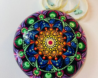 Mandala Steen Kleur Nr. 28 - Beschilderde Steen - Stippenschildering - Handgemaakt - Handgeschilderd - Cadeau-idee - Mandala - Decoratie - Meditatiesteen