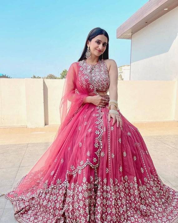 5 Sabyasachi lehengas from Anushka Sharma's wardrobe that you will want to  wear at your wedding | VOGUE India