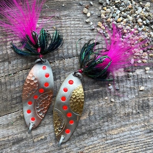 Handgemaakte vislepel kunstaas "Mister Bombastic" – roze stippen met verenstaart voor vissen op snoekbaars 1st