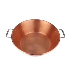 Puede incluir: Una olla de cobre para cocinar con dos asas plateadas. La olla está vacía y tiene una superficie brillante y reflectante.